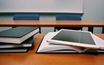 Cómo desinfectar correctamente escritorios y superficies en aulas