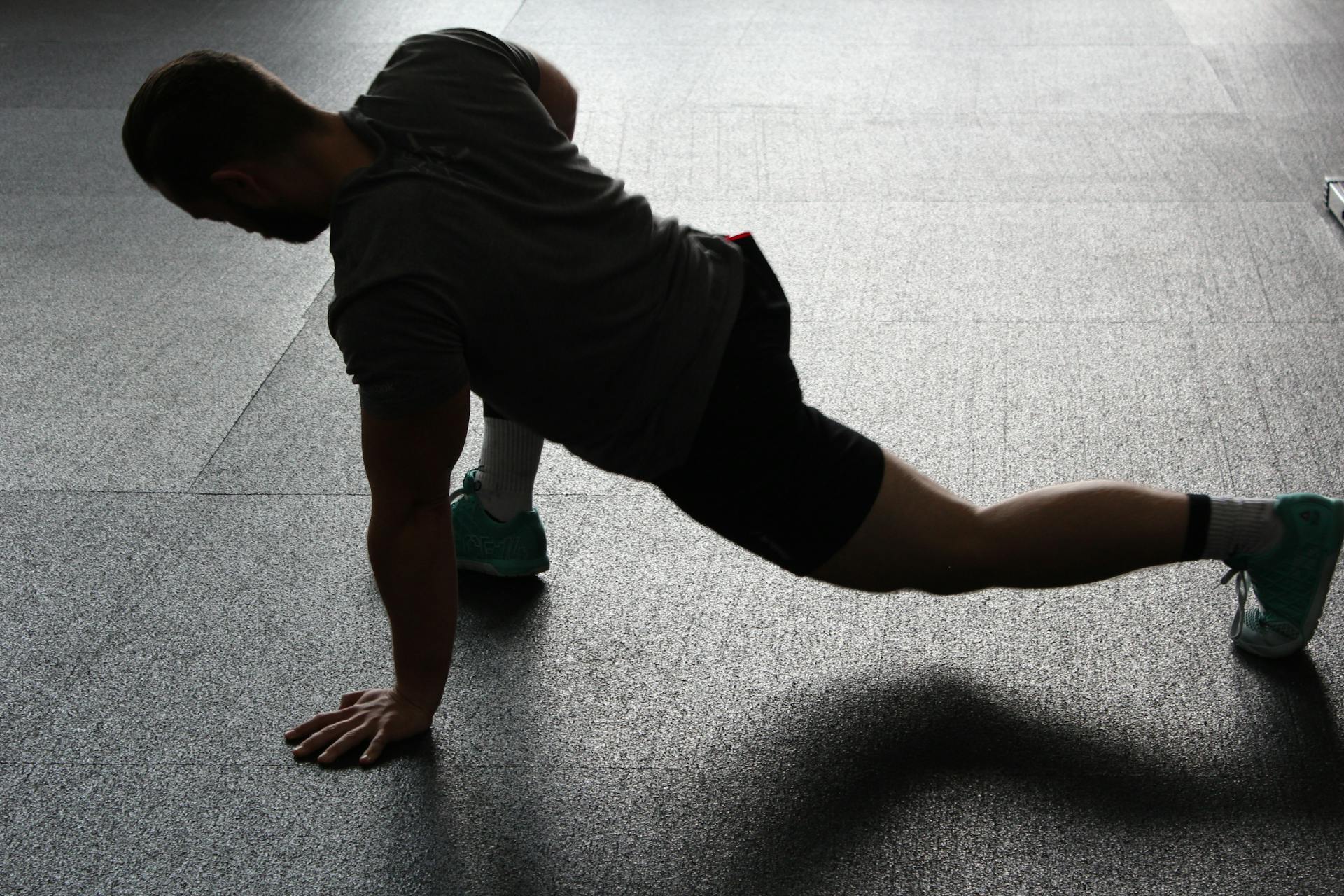 Limpieza profunda de suelos de áreas de entrenamiento